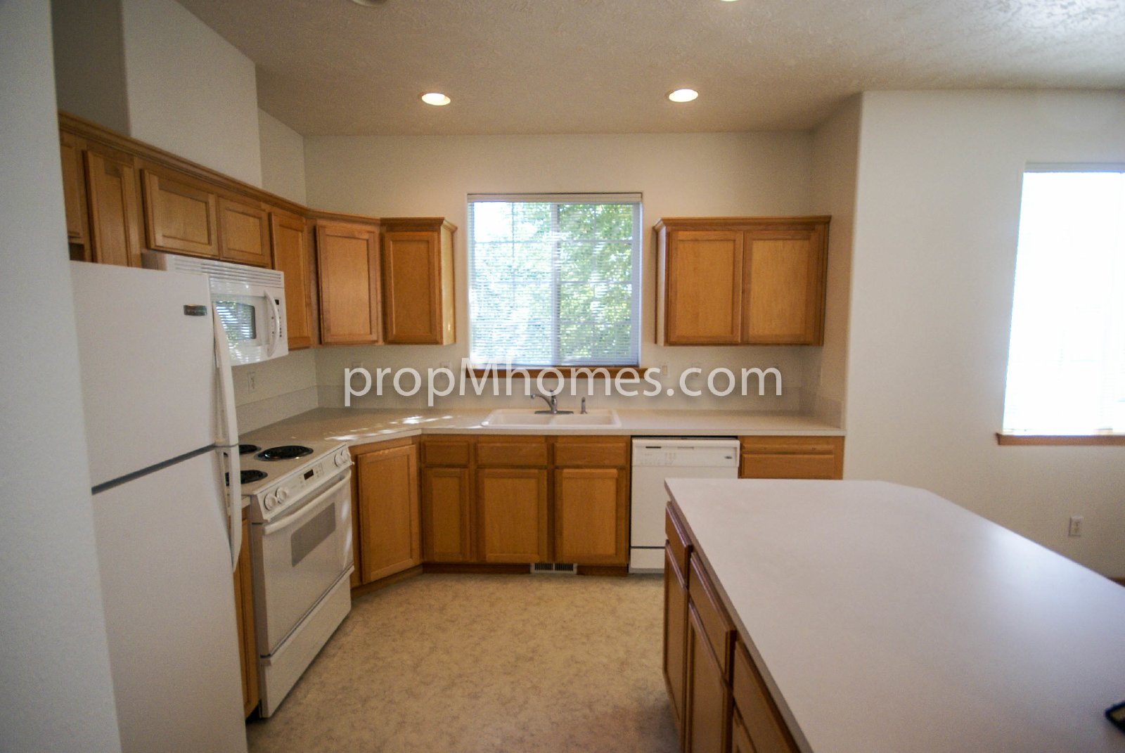 Beautiful Three Bedroom Townhouse - Prime Clackamas Location! property image