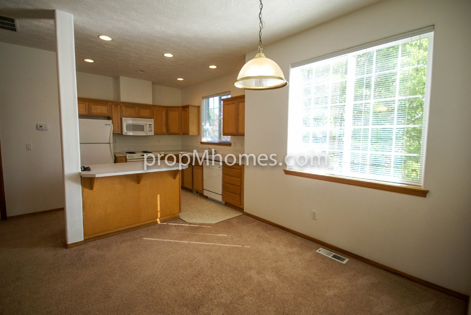 Beautiful Three Bedroom Townhouse - Prime Clackamas Location! property image