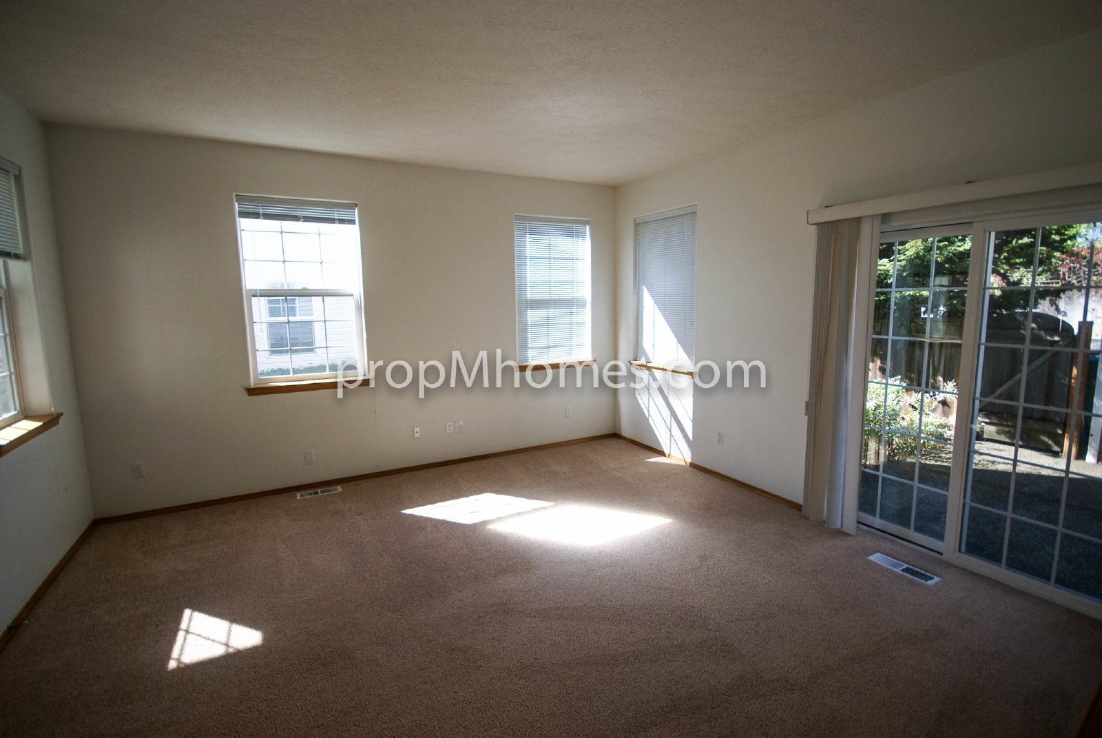 Beautiful Three Bedroom Townhouse - Prime Clackamas Location! property image