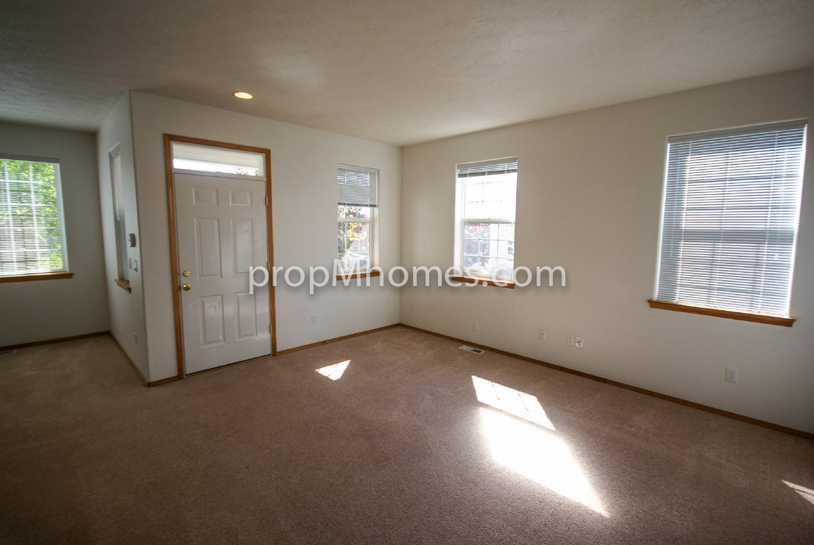 Beautiful Three Bedroom Townhouse - Prime Clackamas Location! property image