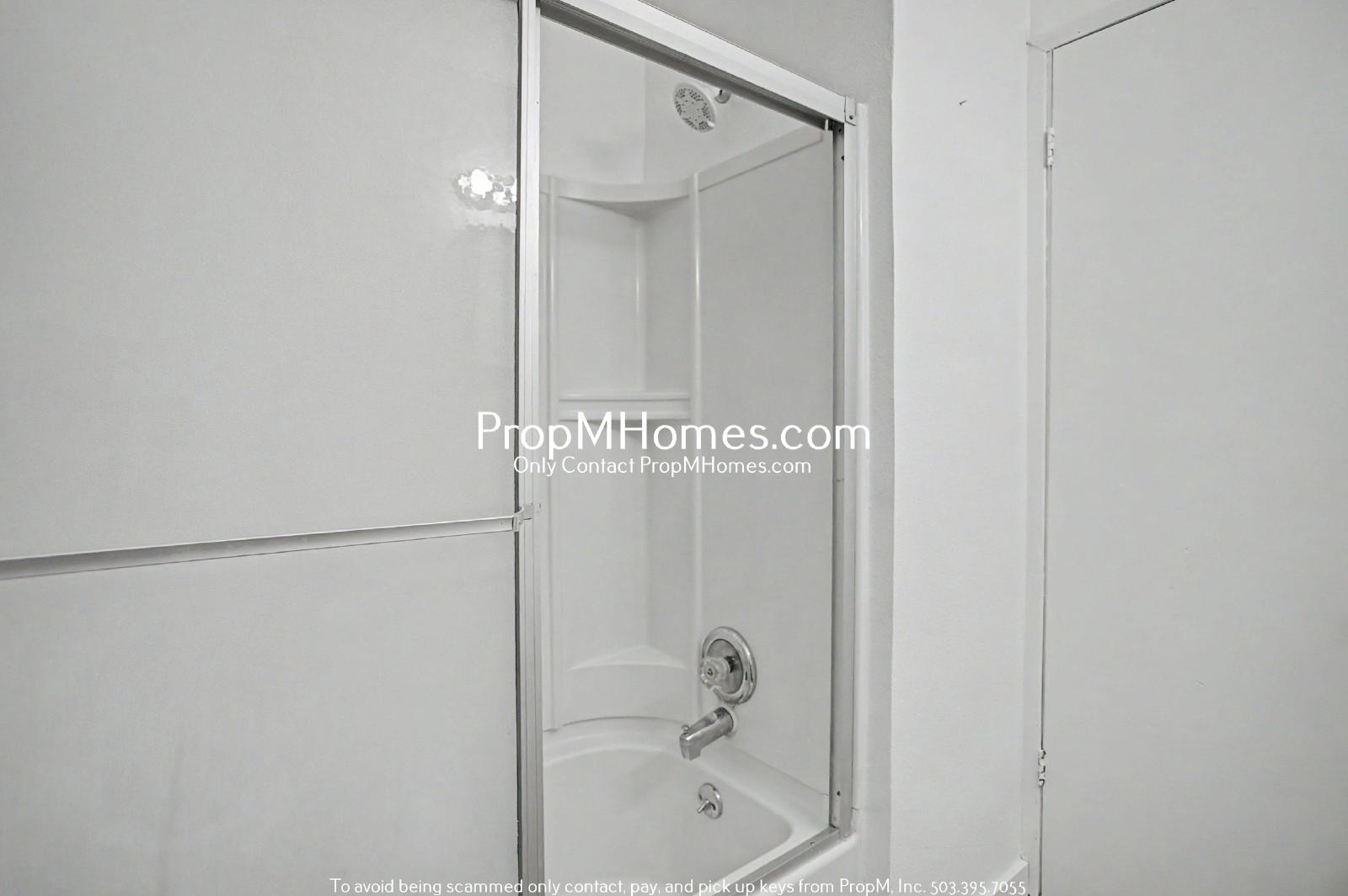 Updated Two Bedroom Duplex in Sellwood - Garage Included! property image