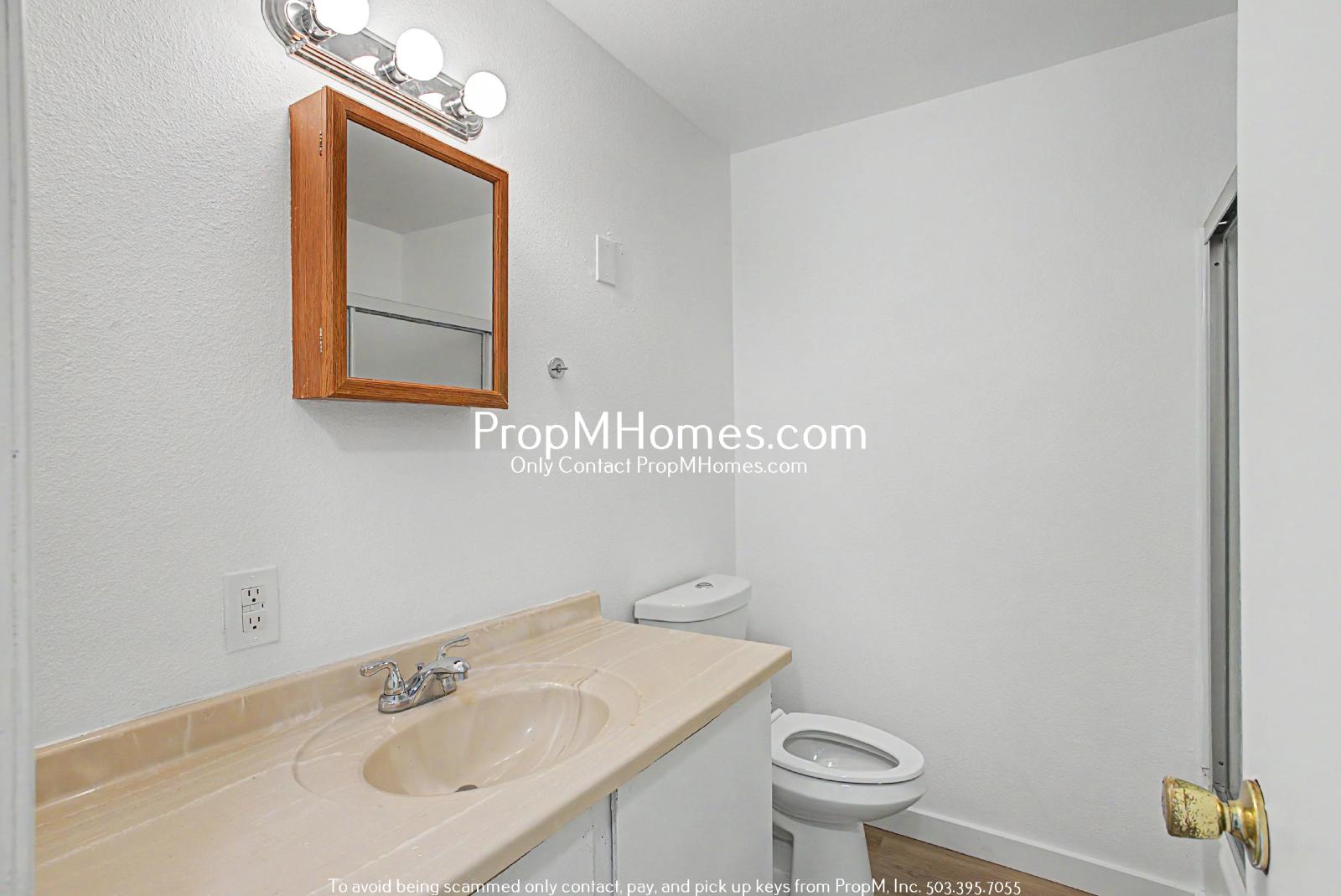 Updated Two Bedroom Duplex in Sellwood - Garage Included! property image