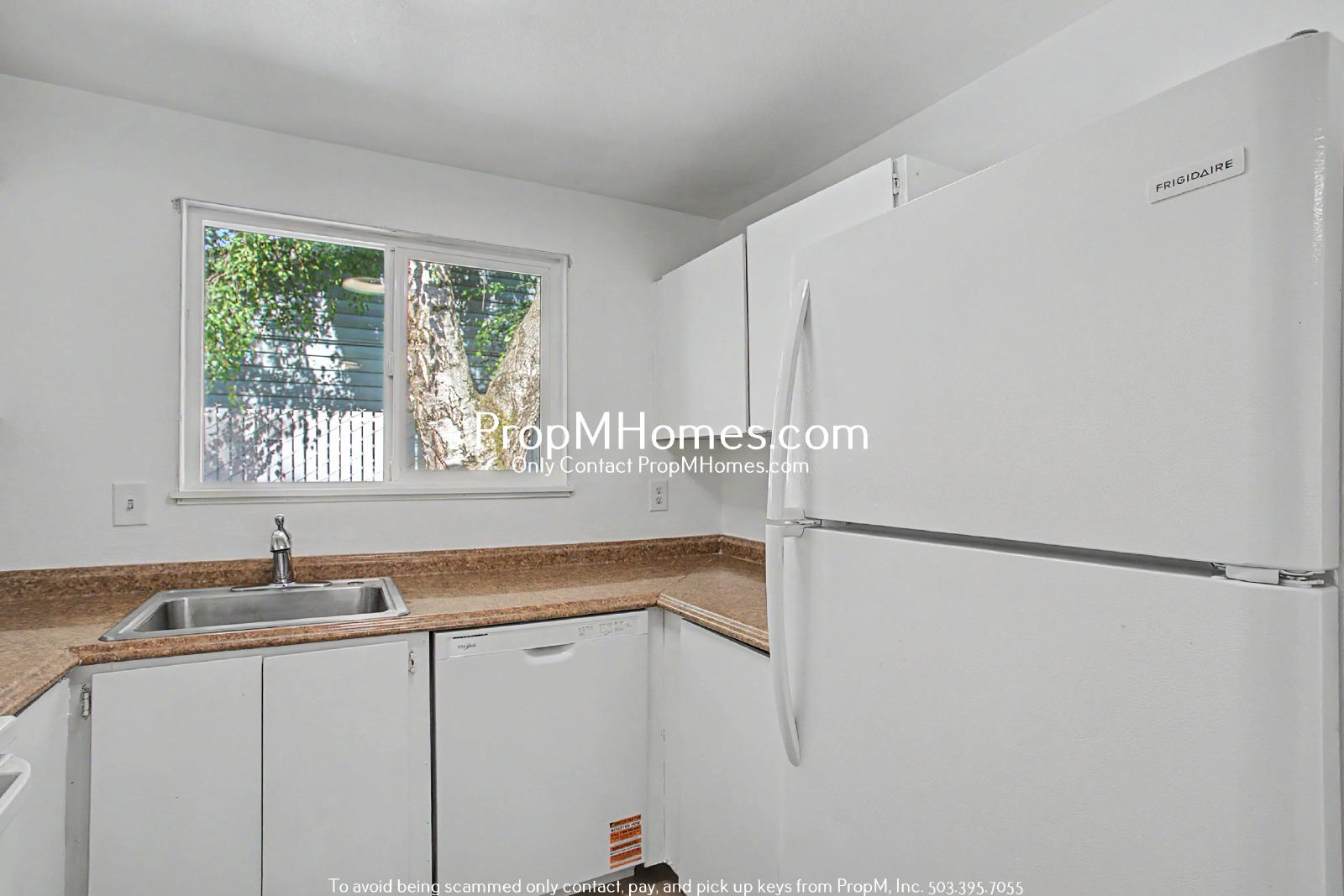 Updated Two Bedroom Duplex in Sellwood - Garage Included! property image