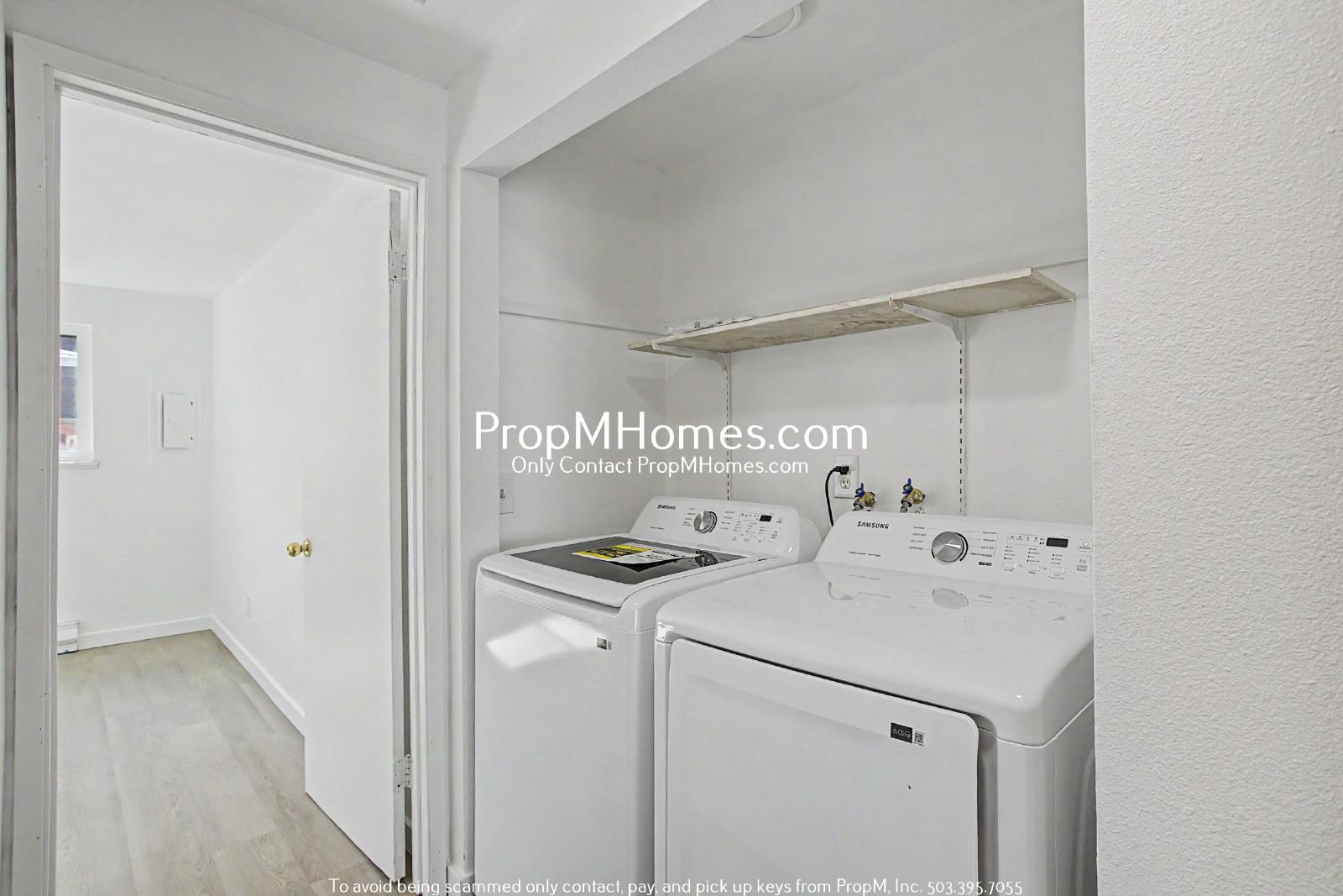 Updated Two Bedroom Duplex in Sellwood - Garage Included! property image
