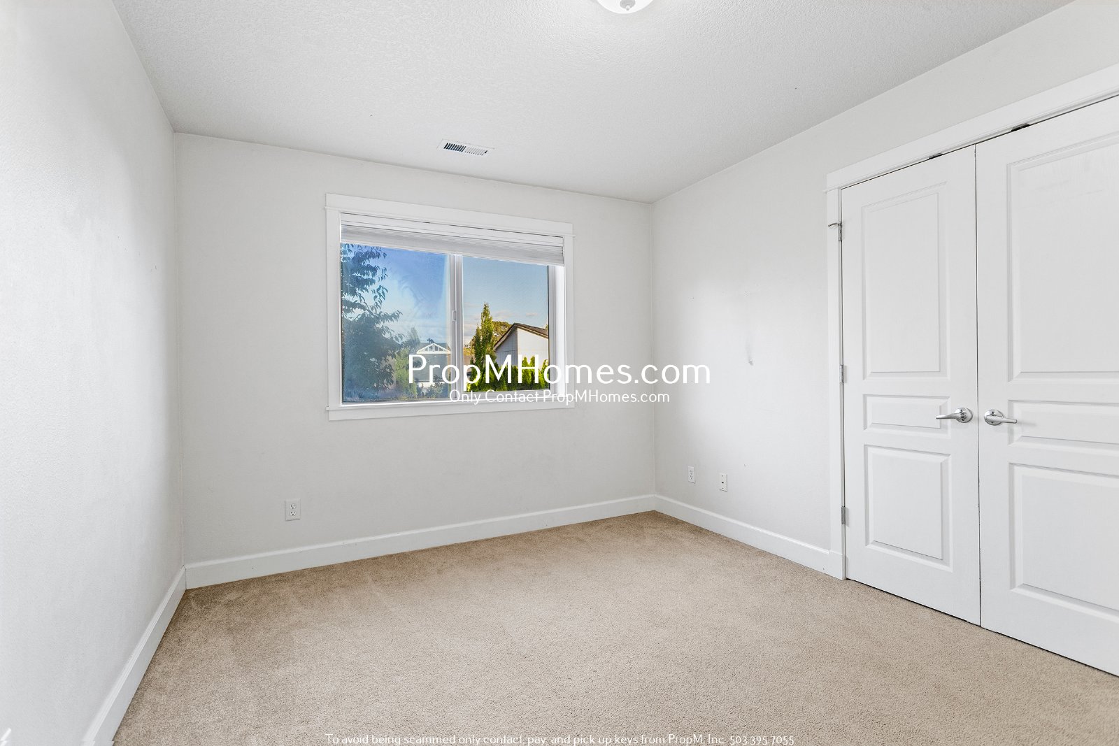Spacious 5BR Hillsboro Home - Vaulted Ceilings, Fenced Yard & 2-Car Garage property image