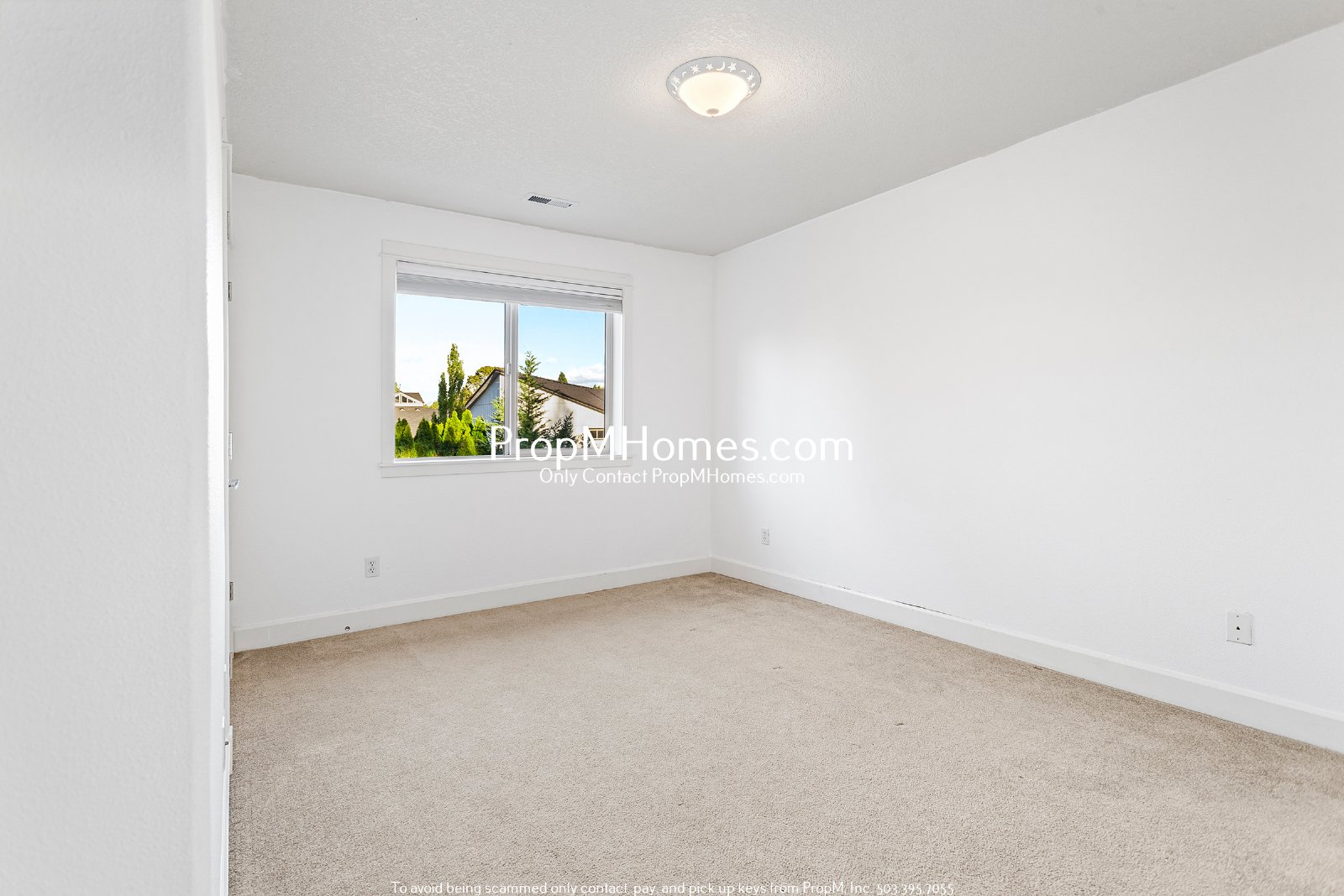 Spacious 5BR Hillsboro Home - Vaulted Ceilings, Fenced Yard & 2-Car Garage property image