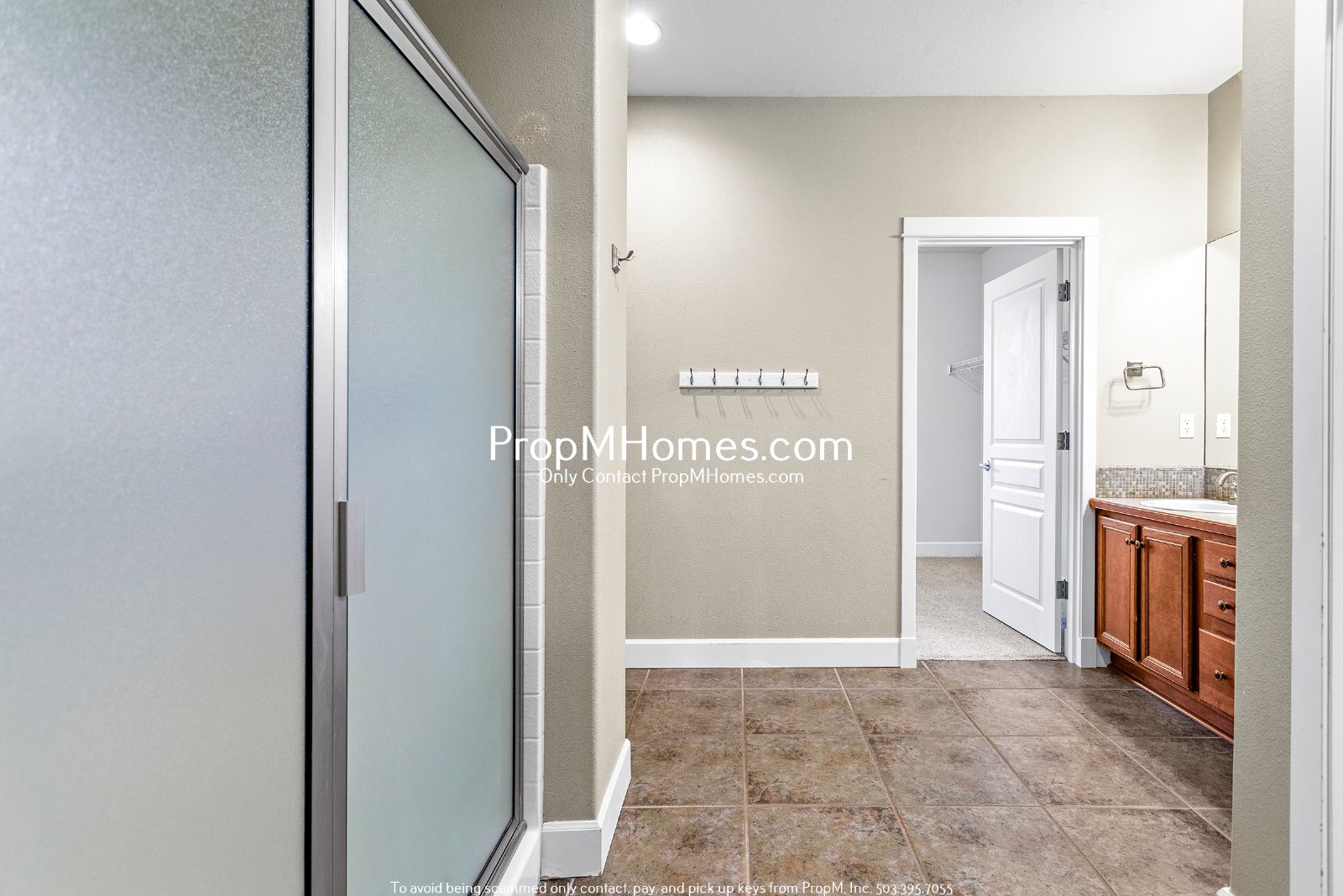 Spacious 5BR Hillsboro Home - Vaulted Ceilings, Fenced Yard & 2-Car Garage property image