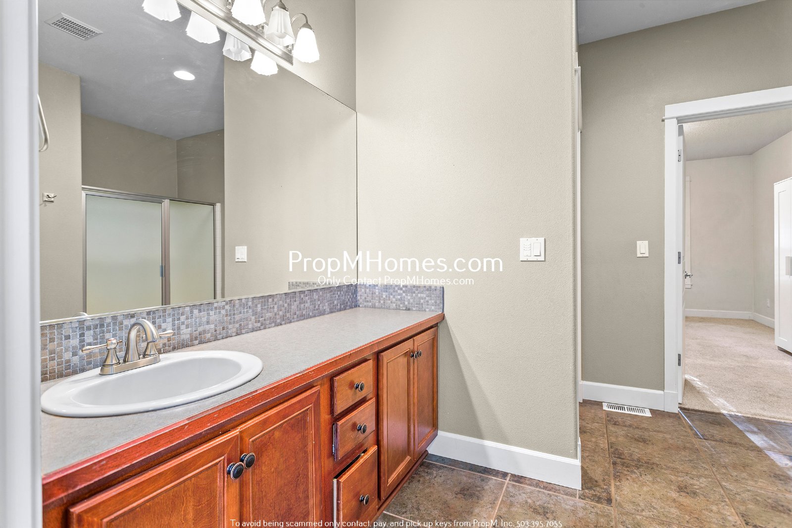 Spacious 5BR Hillsboro Home - Vaulted Ceilings, Fenced Yard & 2-Car Garage property image