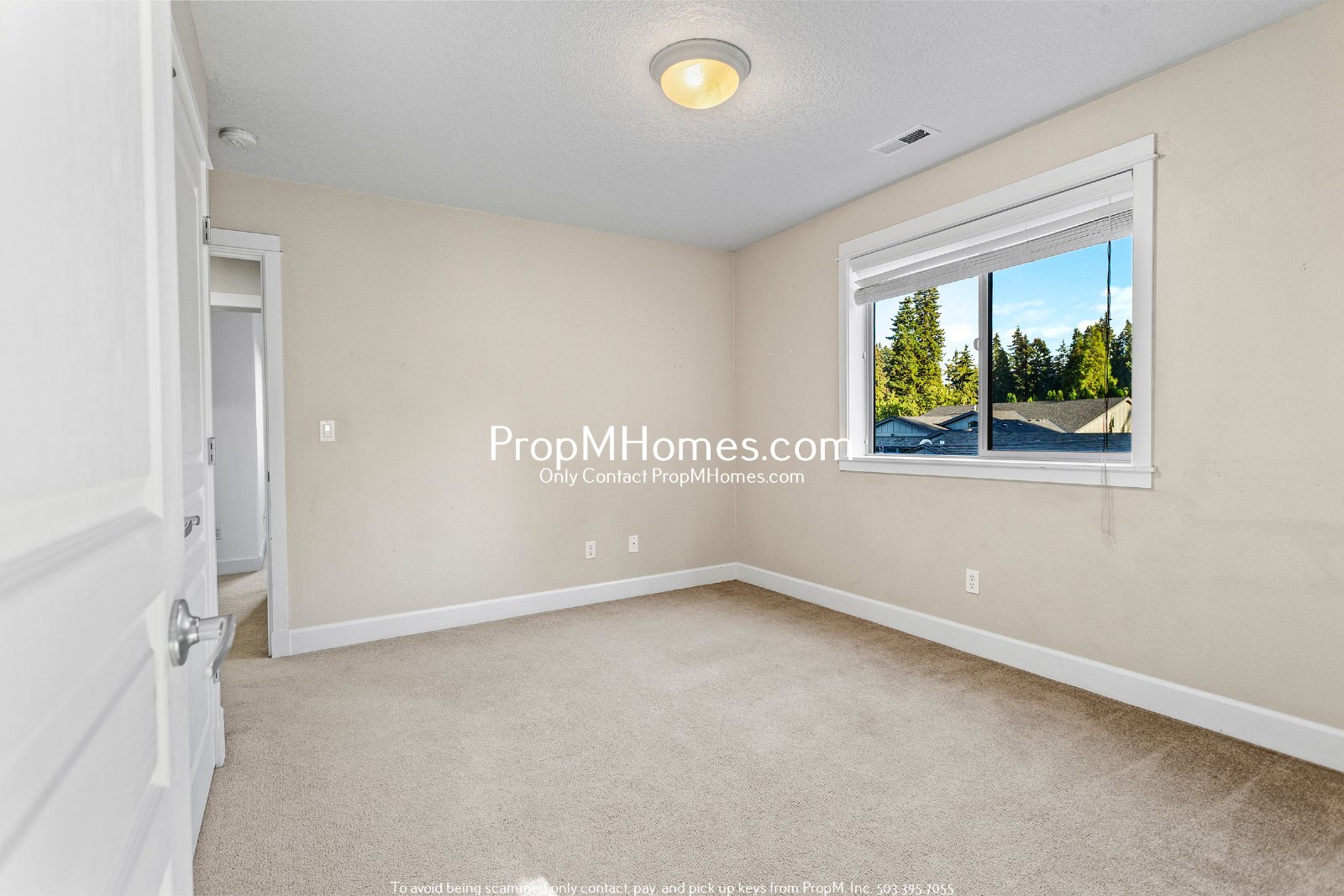 Spacious 5BR Hillsboro Home - Vaulted Ceilings, Fenced Yard & 2-Car Garage property image