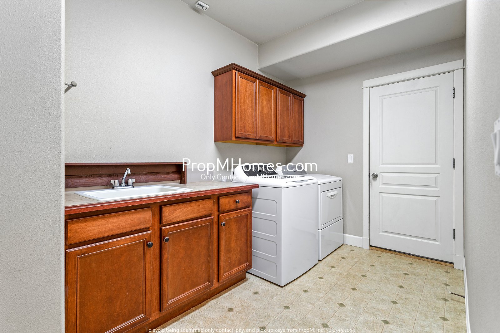Spacious 5BR Hillsboro Home - Vaulted Ceilings, Fenced Yard & 2-Car Garage property image