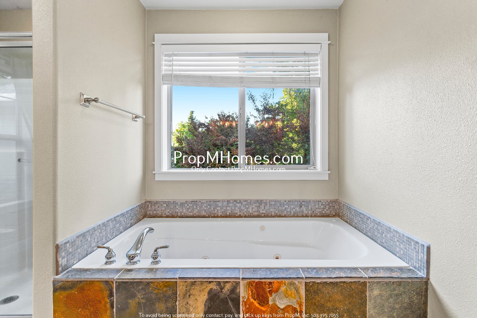 Spacious 5BR Hillsboro Home - Vaulted Ceilings, Fenced Yard & 2-Car Garage property image