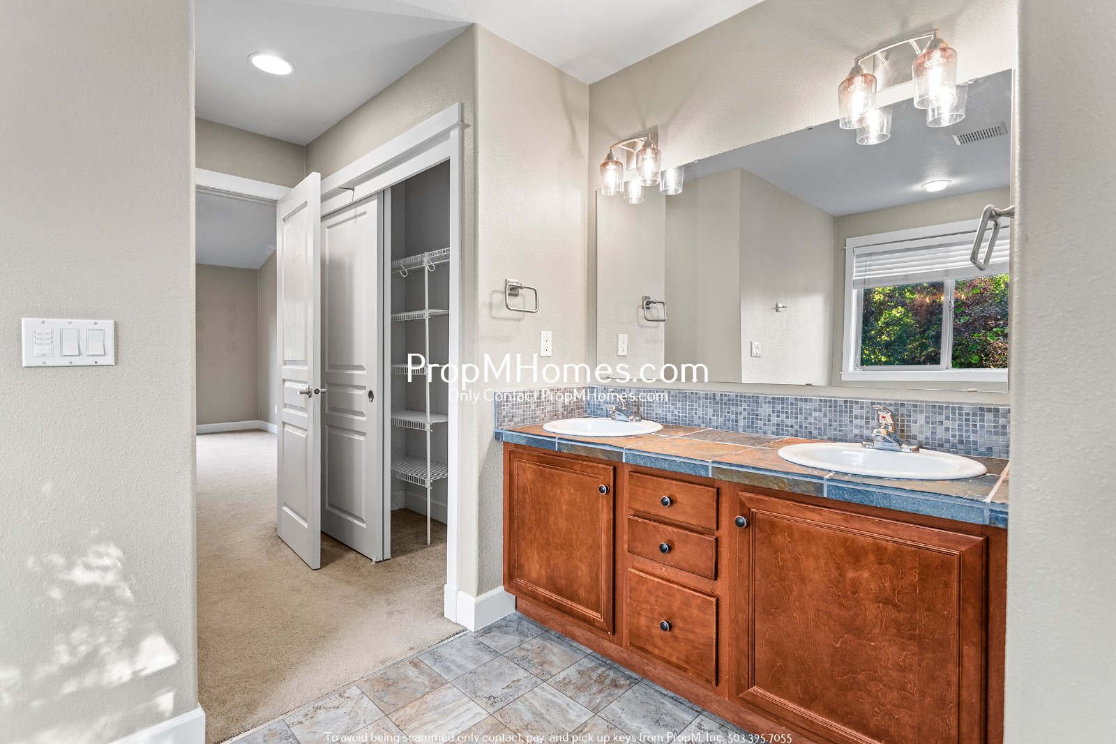 Spacious 5BR Hillsboro Home - Vaulted Ceilings, Fenced Yard & 2-Car Garage property image