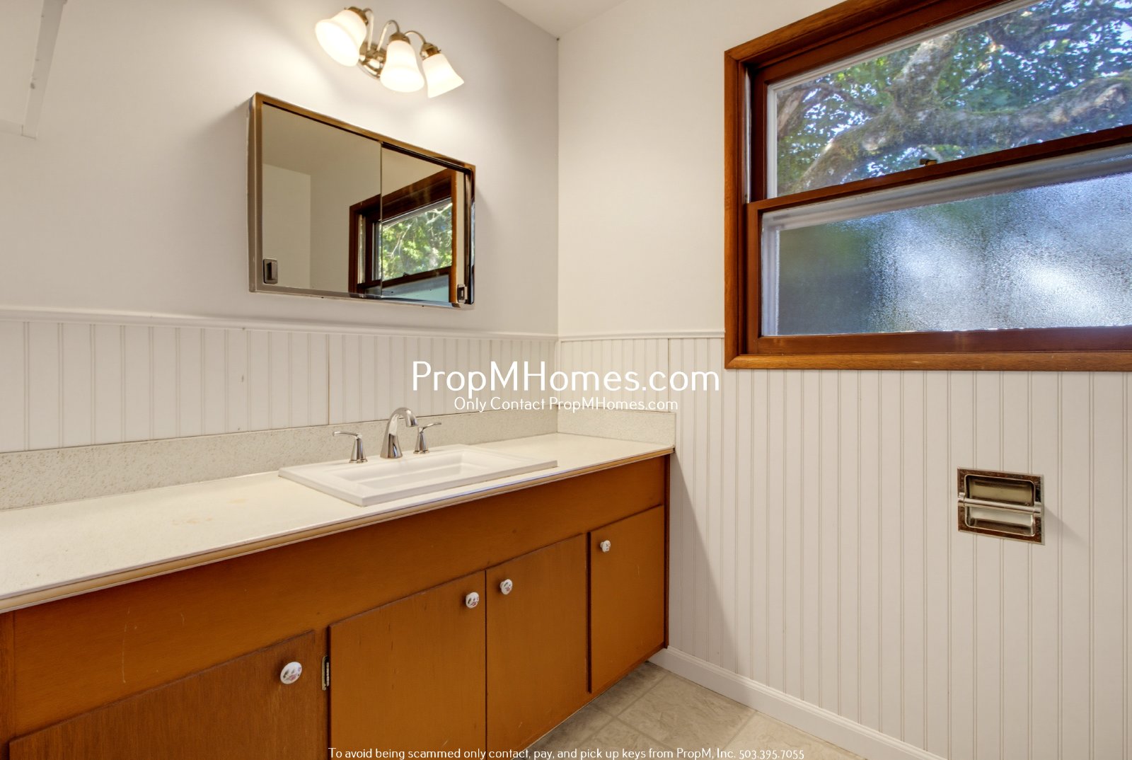 Lovely 3 Bedroom Gresham Home with Fireplace, Deck & Fenced Yard property image