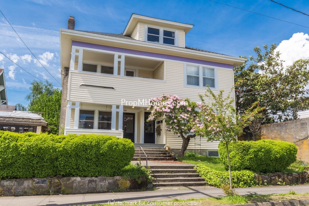 Charming Two Bedroom Duplex in Sunnyside - Embrace Comfort and Convenience! property image