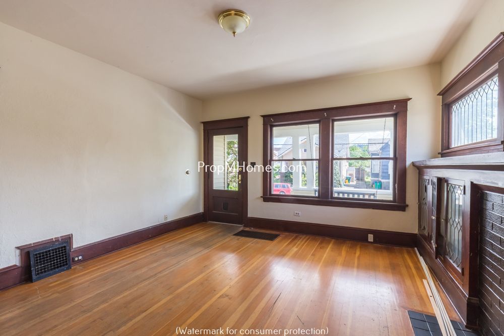 Charming Two Bedroom Duplex in Sunnyside - Embrace Comfort and Convenience! property image