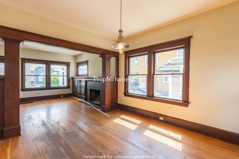 Charming Two Bedroom Duplex in Sunnyside - Embrace Comfort and Convenience! property image