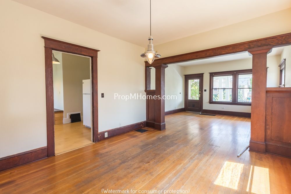 Charming Two Bedroom Duplex in Sunnyside - Embrace Comfort and Convenience! property image