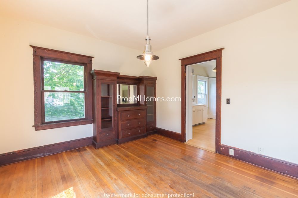 Charming Two Bedroom Duplex in Sunnyside - Embrace Comfort and Convenience! property image