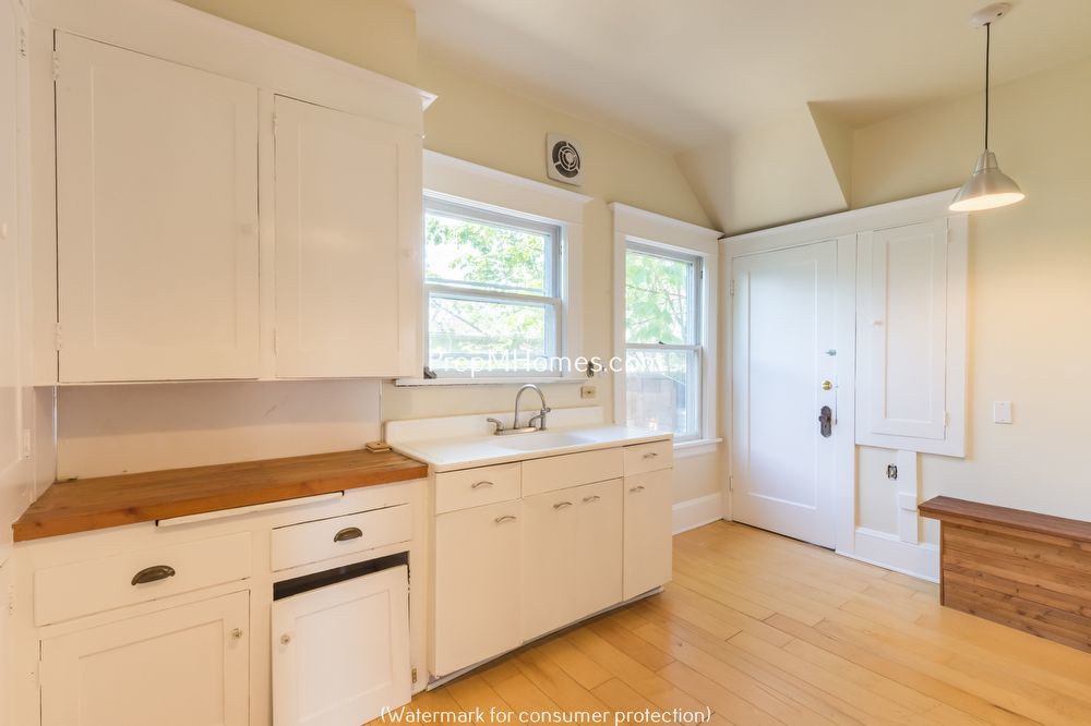 Charming Two Bedroom Duplex in Sunnyside - Embrace Comfort and Convenience! property image