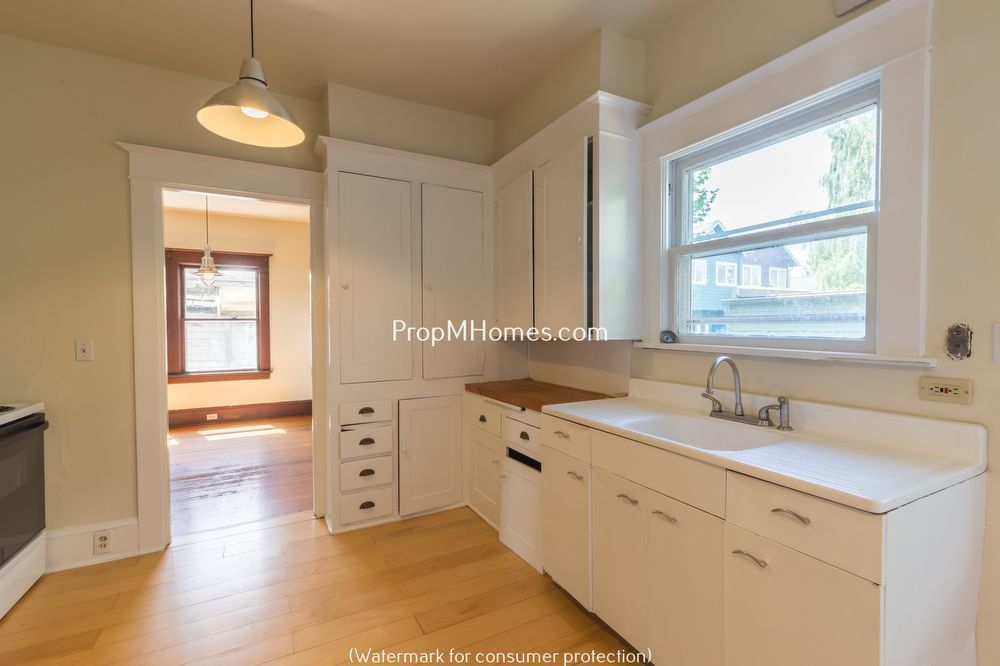 Charming Two Bedroom Duplex in Sunnyside - Embrace Comfort and Convenience! property image