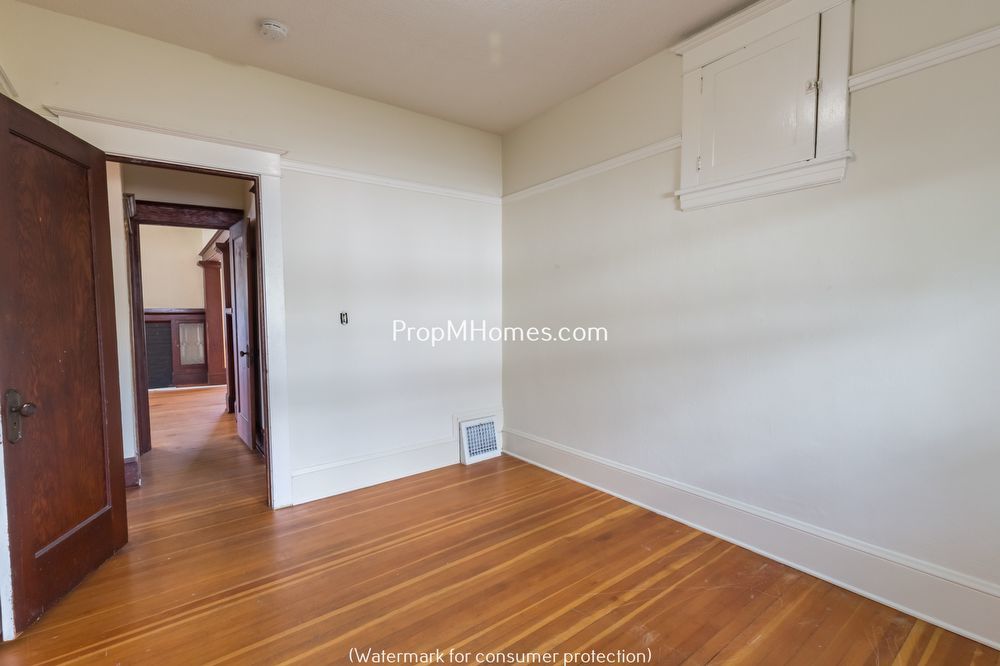 Charming Two Bedroom Duplex in Sunnyside - Embrace Comfort and Convenience! property image