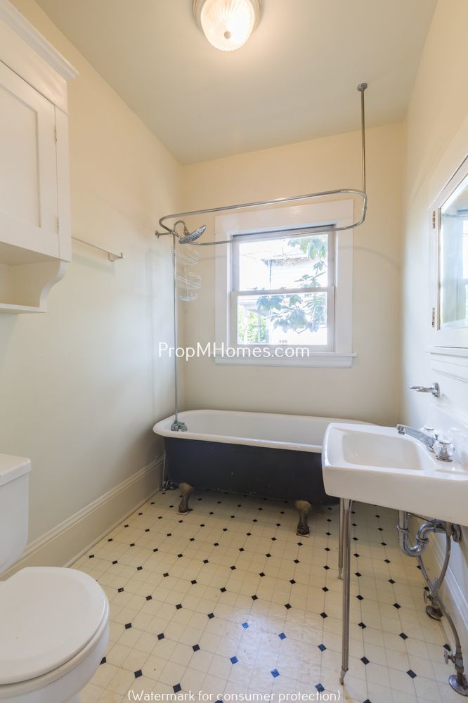 Charming Two Bedroom Duplex in Sunnyside - Embrace Comfort and Convenience! property image