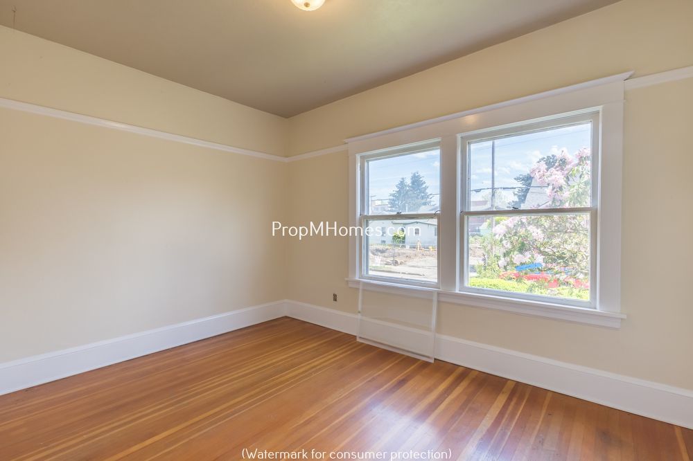 Charming Two Bedroom Duplex in Sunnyside - Embrace Comfort and Convenience! property image