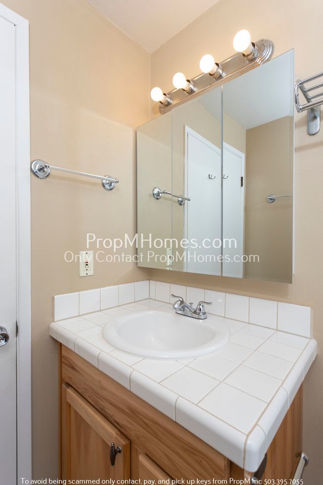 Charming Two Bedroom Unit in Multnomah Village! property image