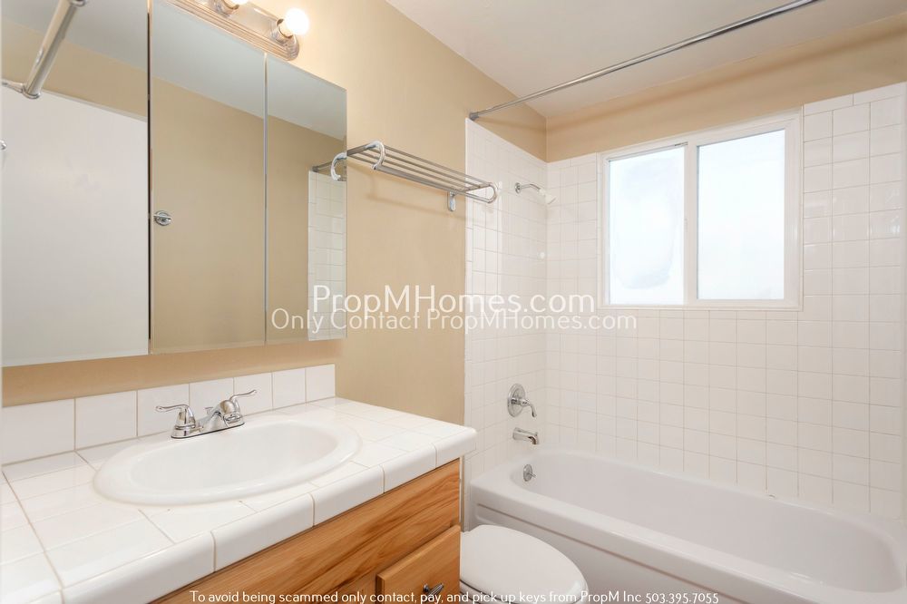 Charming Two Bedroom Unit in Multnomah Village! property image