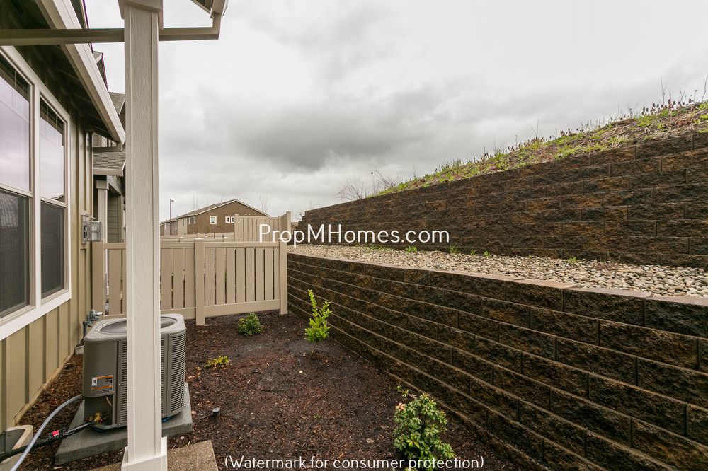 Stunning Craftsmanship In this Three Bedroom Townhome In Damascus! property image