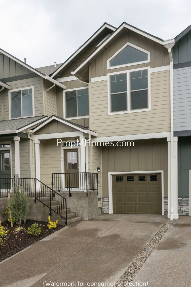 Stunning Craftsmanship In this Three Bedroom Townhome In Damascus! property image