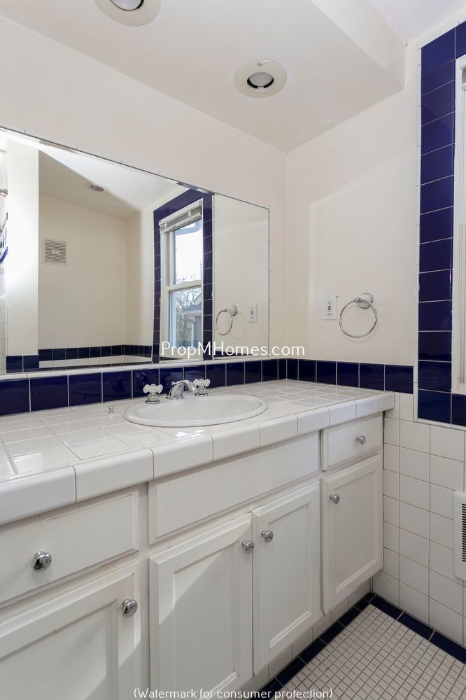 Charming Two Bedroom Bungalow In The Heart Of Sellwood! property image