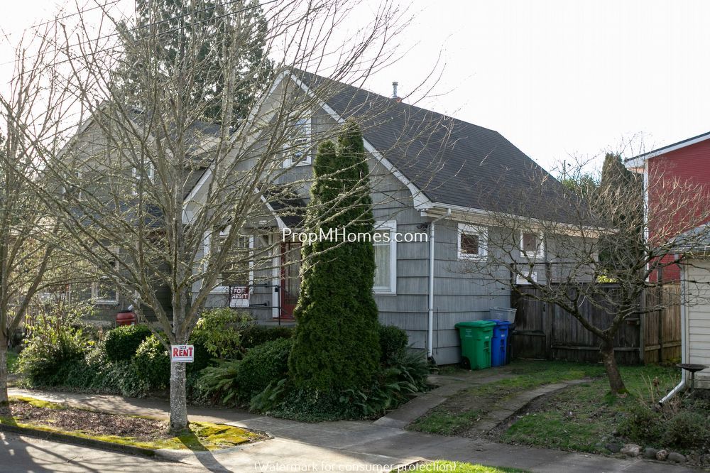 Charming Two Bedroom Bungalow In The Heart Of Sellwood! property image