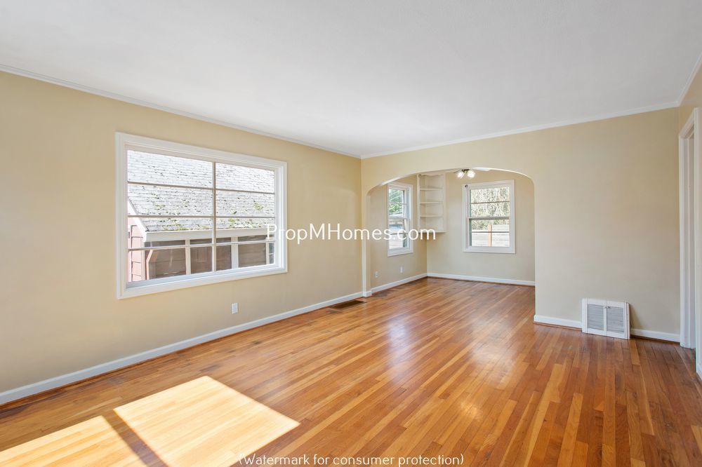 Delightful Two Bedroom Duplex In SE Portland - Fenced Yard! property image