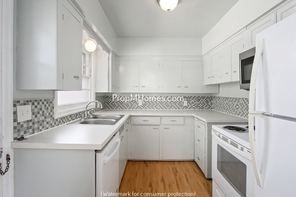 Delightful Two Bedroom Duplex In SE Portland - Fenced Yard! property image
