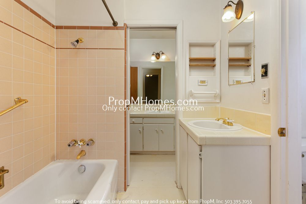 Spacious Mid-Century Three Bedroom Home In Woodstock! property image
