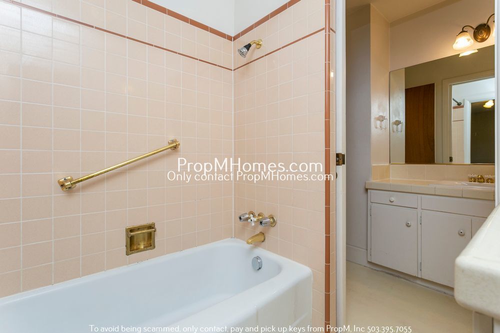Spacious Mid-Century Three Bedroom Home In Woodstock! property image