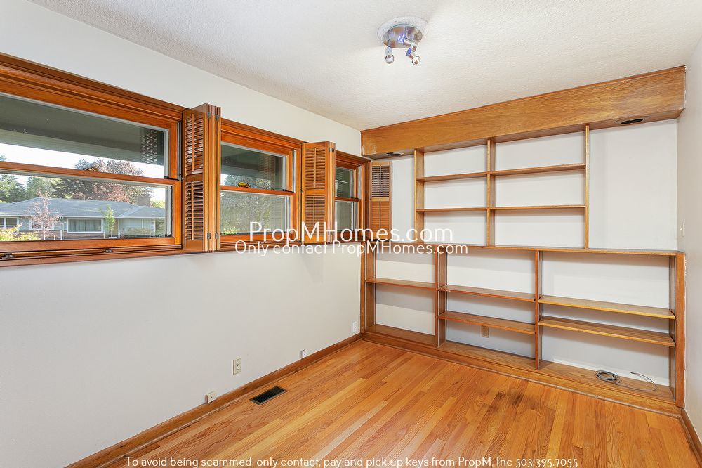 Spacious Mid-Century Three Bedroom Home In Woodstock! property image