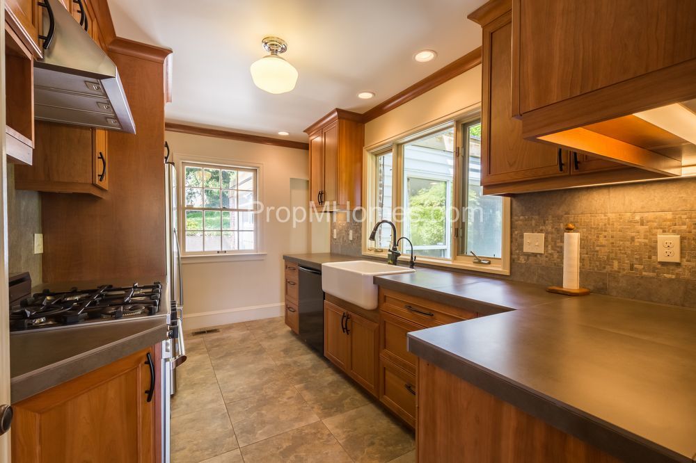 Riverfront Perfection - Charming 3 Bedroom Lake Oswego Home! property image