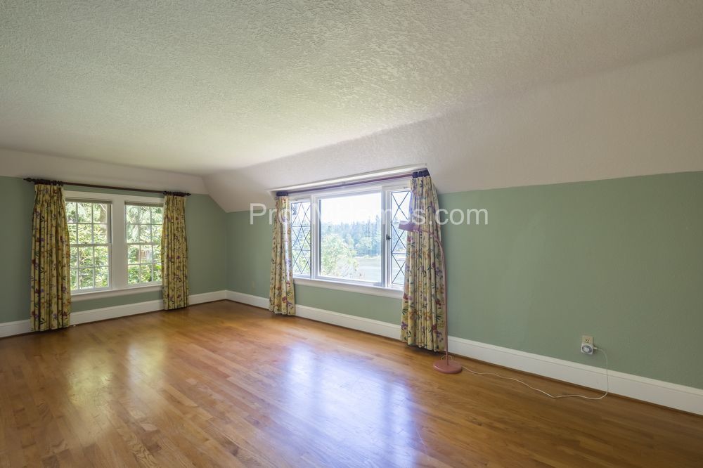 Riverfront Perfection - Charming 3 Bedroom Lake Oswego Home! property image