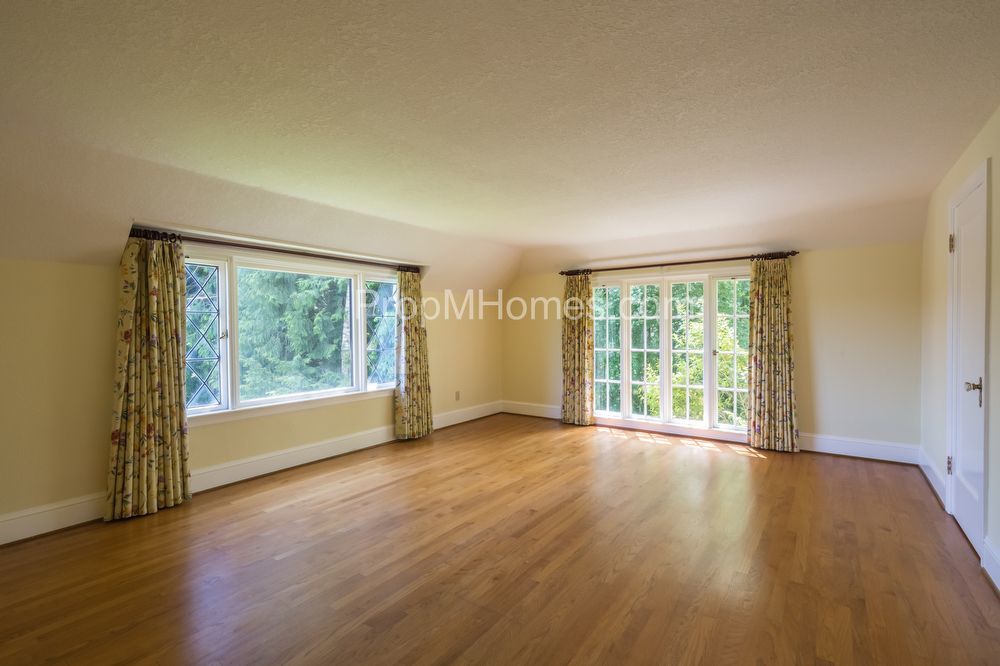Riverfront Perfection - Charming 3 Bedroom Lake Oswego Home! property image
