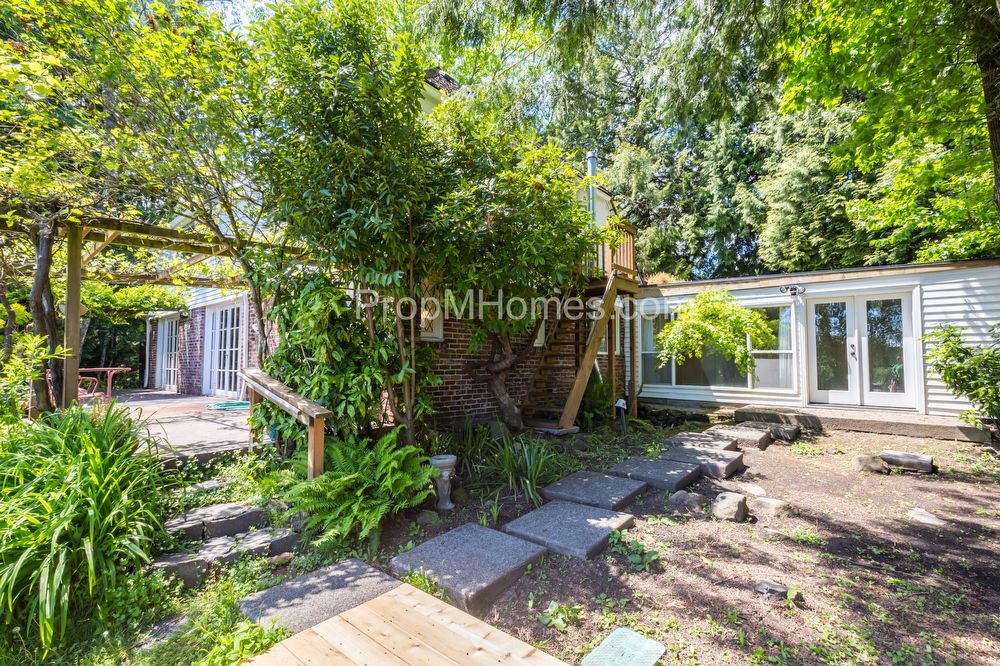 Riverfront Perfection - Charming 3 Bedroom Lake Oswego Home! property image