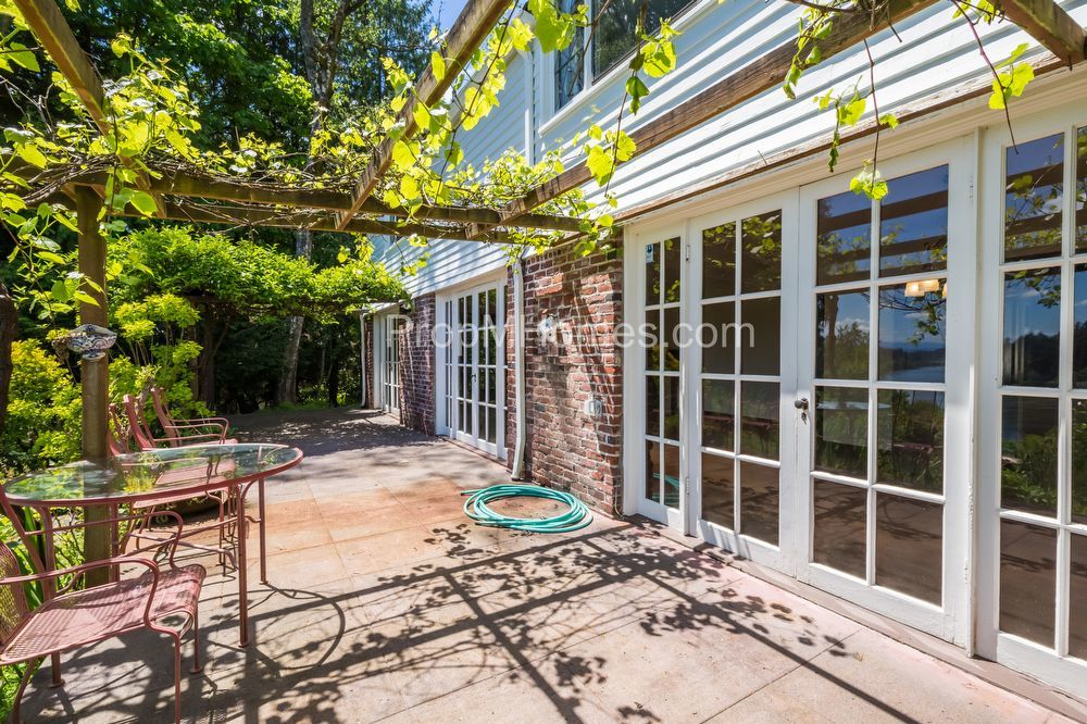 Riverfront Perfection - Charming 3 Bedroom Lake Oswego Home! property image