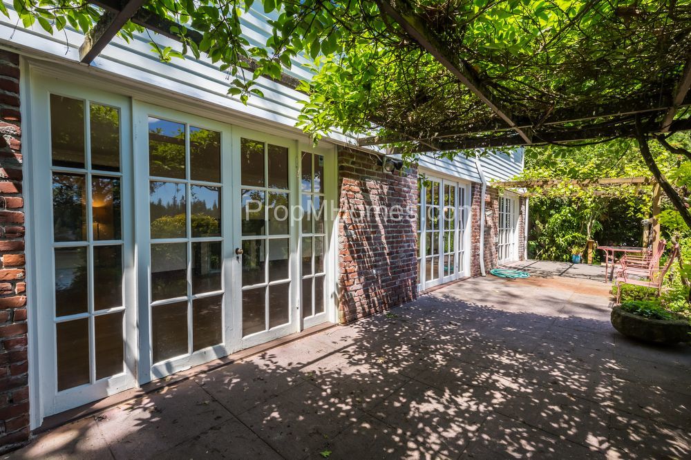Riverfront Perfection - Charming 3 Bedroom Lake Oswego Home! property image