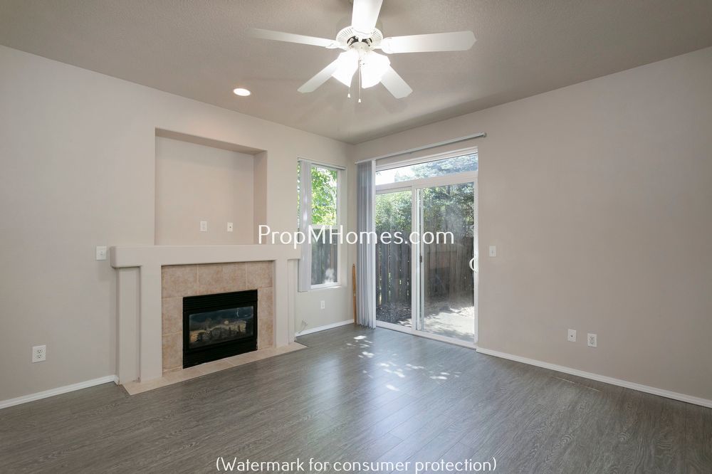 Adorable Three Bedroom Home In SE Portland - With A Spacious Backyard! property image