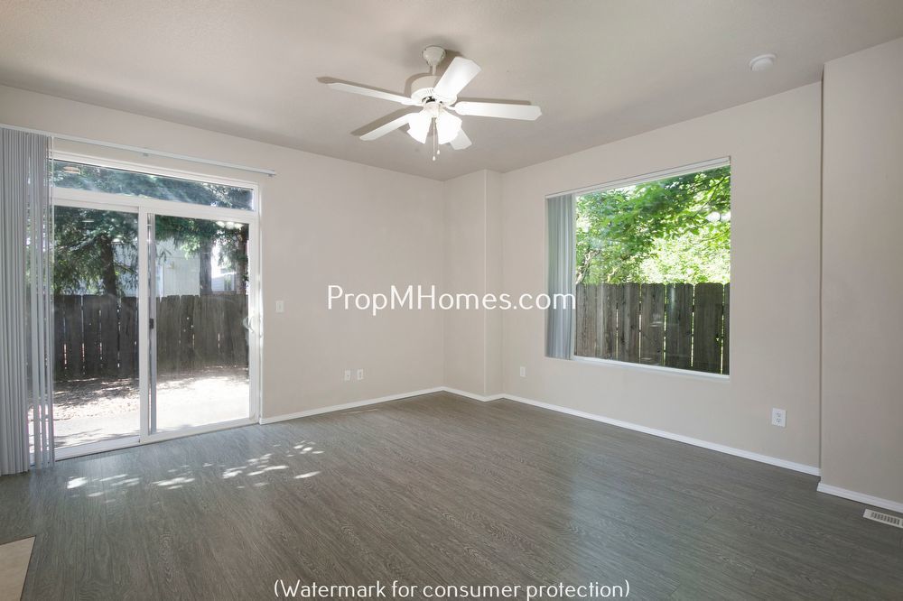 Adorable Three Bedroom Home In SE Portland - With A Spacious Backyard! property image