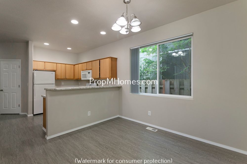 Adorable Three Bedroom Home In SE Portland - With A Spacious Backyard! property image